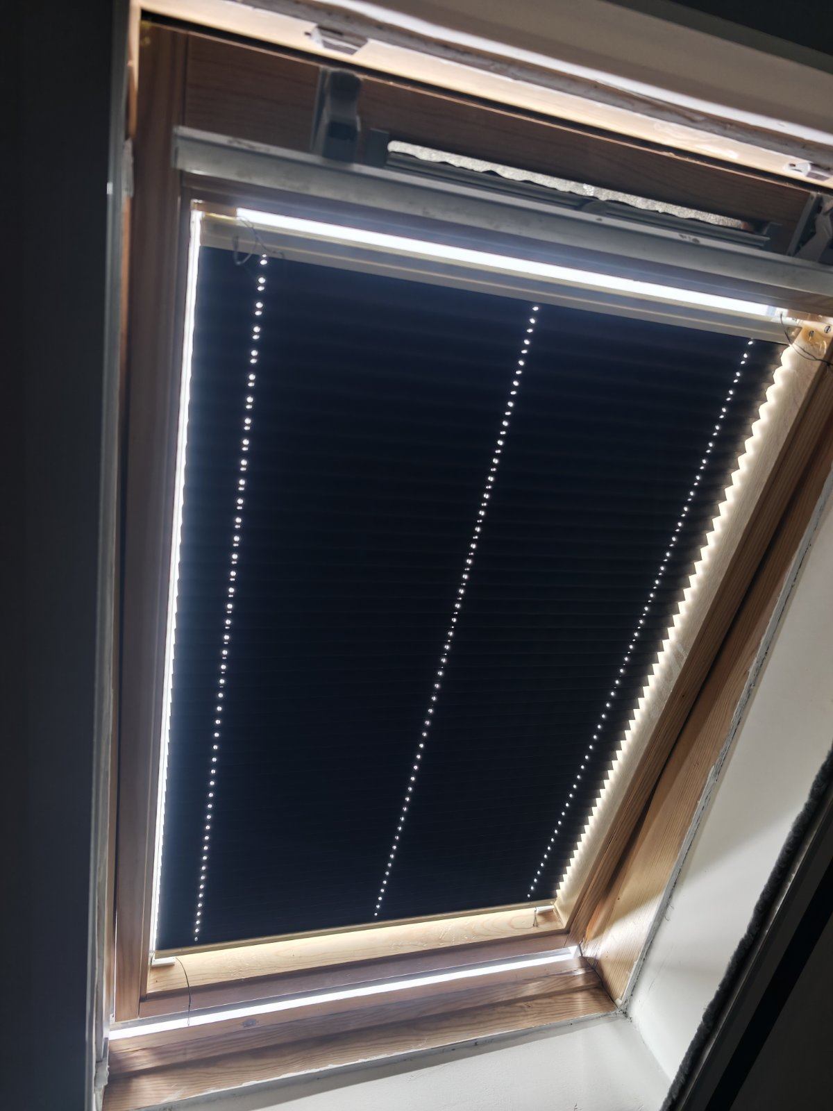 Plise Blackout zavesa 100% na krovnom prozoru